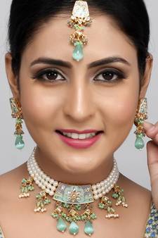 Kundan and Green Meenakari Choker Necklace Set with Pearl String and Maang Tika
