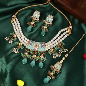 Kundan and Green Meenakari Choker Necklace Set with Pearl String and Maang Tika 4