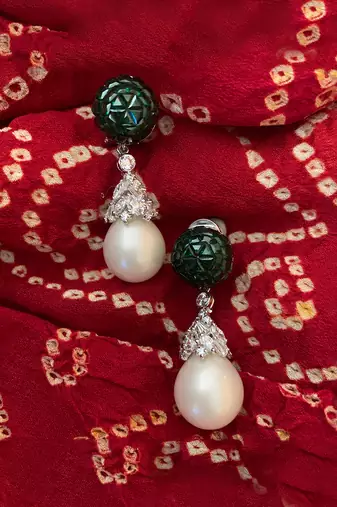 Green Emerald Invisble Setting Top With Cultured Pearl Drop