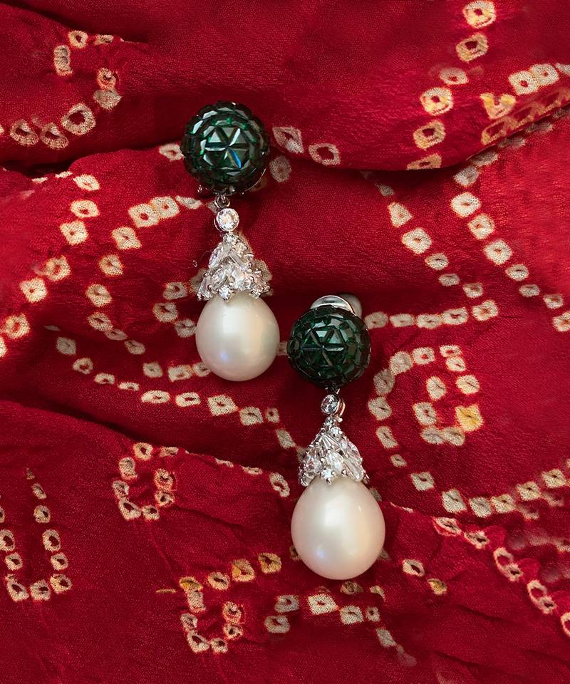 Green Emerald Invisble Setting Top With Cultured Pearl Drop