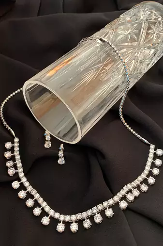 White Indian Style Classic Solitaire Necklace With Earrings