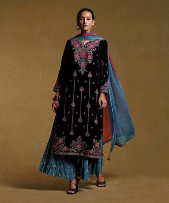 Black Embroidered Kurta Set by RITU KUMAR 1