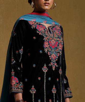 Black Embroidered Kurta Set by RITU KUMAR 5