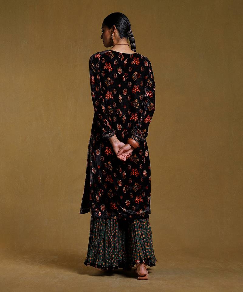 Black Paisley Print Velvet Kurta set by RITU KUMAR