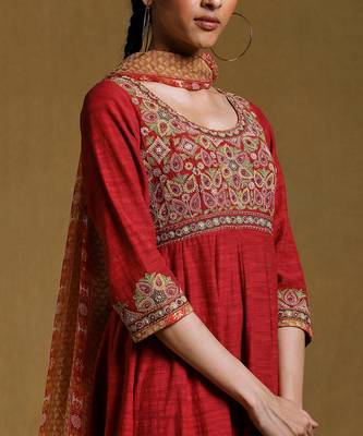 Red Embroidered Kurta With Legging And Dupatta by RITU KUMAR 5