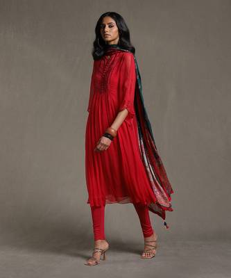 Fuchsia Kurta With Legging And Dupatta Set by RITU KUMAR 2