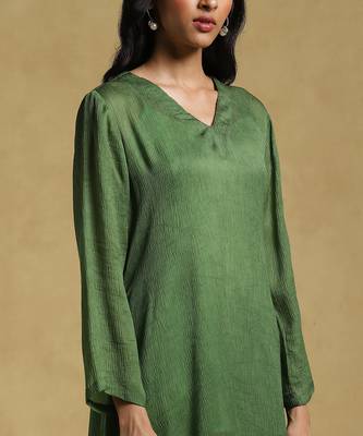 Green Textured Kurta by RITU KUMAR 5