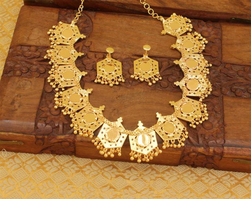 Red palakka Gold plated necklace with screw back earrings