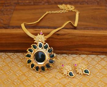 Lovely green palakka peacock necklace with screw back earrings 1