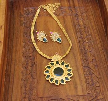 Lovely green palakka peacock necklace with screw back earrings 3