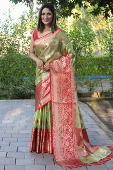 Green Woven silk blend Blend Saree With Blouse