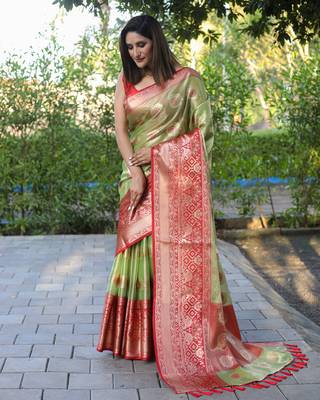 Green Woven silk blend Blend Saree With Blouse 3