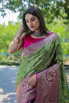 Green Woven silk blend Blend Saree With Blouse