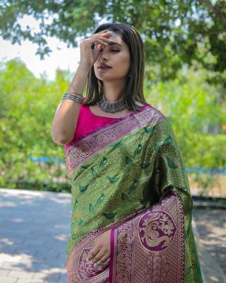 Green Woven silk blend Blend Saree With Blouse 3