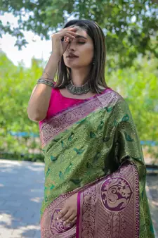 Green Woven silk blend Blend Saree With Blouse
