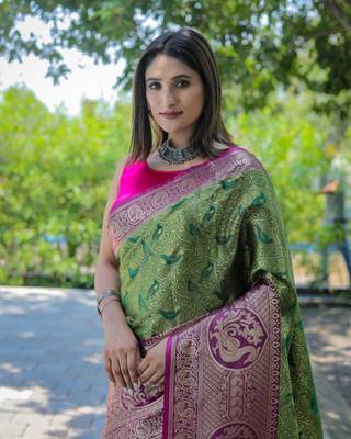 Green Woven silk blend Blend Saree With Blouse 4