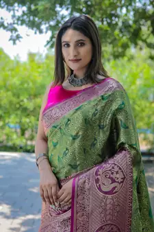 Green Woven silk blend Blend Saree With Blouse