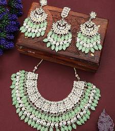 Styylo Fashion Sea Green Traditional Gold Plated Kundan and Bead Necklace With Earring Maangtika