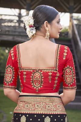 Black woven Banarasi silk blend saree with blouse 5