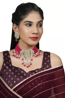 Styylo Fashion Magenta Beads String Kundan Stone Studded Choker Brass Necklace With Earring Maangtika