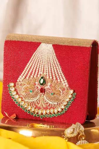 Aveera clutch