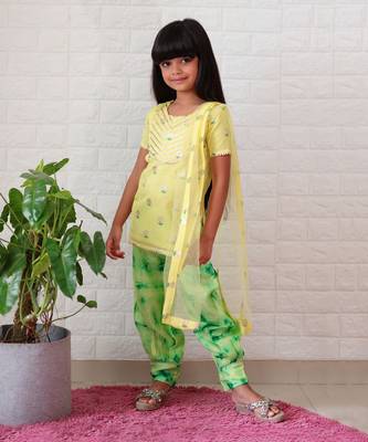 Chanderi Kurta with Batik Print Dhoti 2