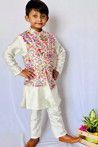 Kurta with stylish embroidered Bandi