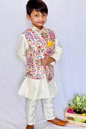 Kurta with stylish embroidered Bandi