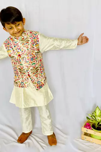 Kurta with stylish embroidered Bandi