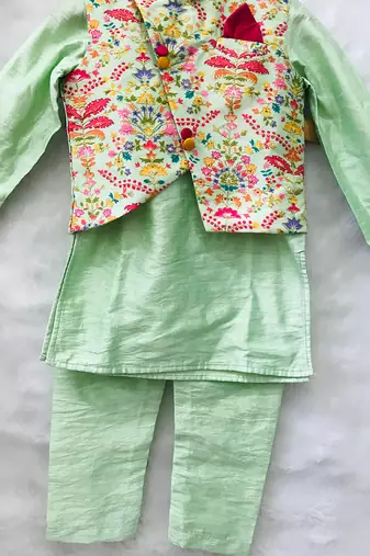 Kurta with stylish embroidered Bandi