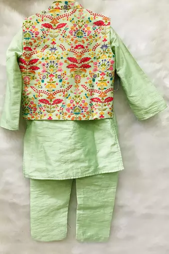 Kurta with stylish embroidered Bandi