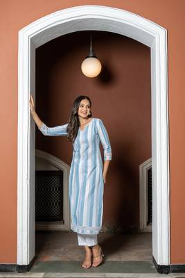 Weavllite Women's Blue  Rayon Stripes Kurta 1