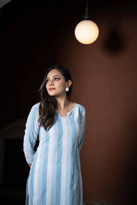 Weavllite Women's Blue  Rayon Stripes Kurta 3