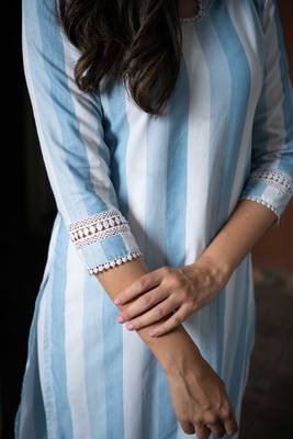 Weavllite Women's Blue  Rayon Stripes Kurta 4