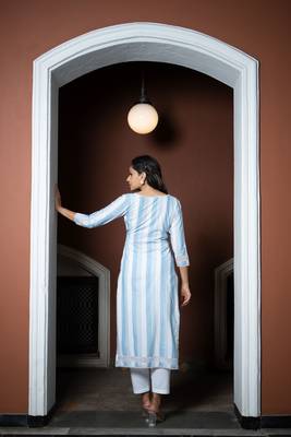 Weavllite Women's Blue  Rayon Stripes Kurta 5