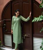 Weavllite Women's Green  Georgette Chikankari Kurta