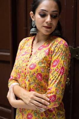 Weavllite Women's Mustard  Pure Cotton Block printed Kurta Set 3