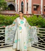 Weavllite Women's White  Pure Cotton Cambric Floral hand painted Kurta Set