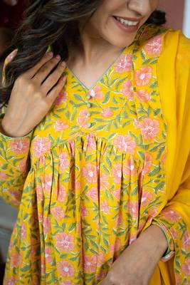 Weavllite Women's Yellow  Pure Cotton Block printed Kurta Set 2
