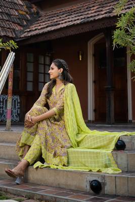 Weavllite Women's Parrot green  Pure Cotton Block printed Kurta set 1