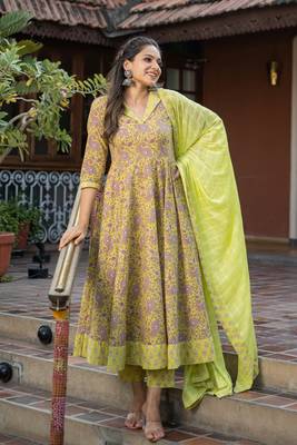 Weavllite Women's Parrot green  Pure Cotton Block printed Kurta set 4