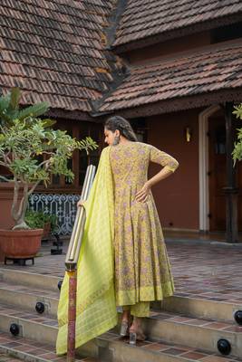 Weavllite Women's Parrot green  Pure Cotton Block printed Kurta set 5