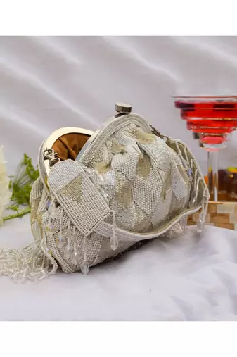 Hrutvy Clutch White