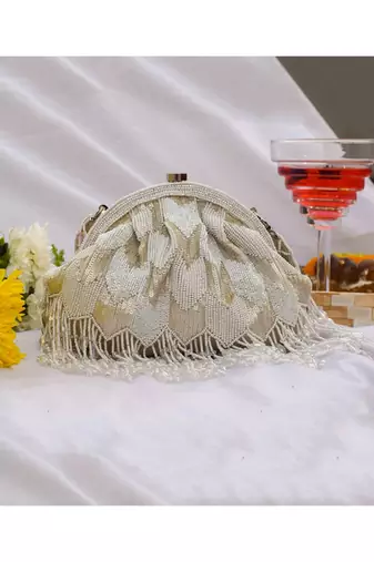 Hrutvy Clutch White