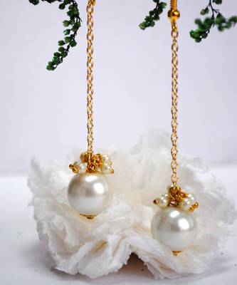 Dangling Pearl Earrings 1