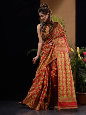 Red And Green Silk Cotton Handwoven Jamdani Saree With Floral And Paisley Designs Without Blouse 3