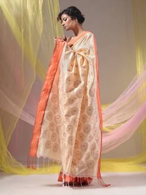 Cream Silk Matka Soft Saree With Paisley Motifs 3