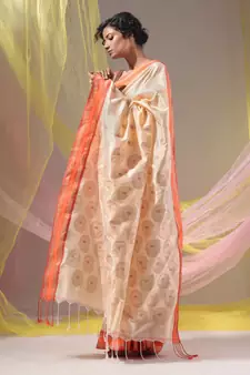 Cream Silk Matka Soft Saree With Paisley Motifs