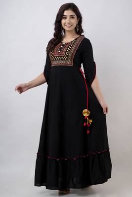 Women Embroidered Anarkali Kurta in Black 5