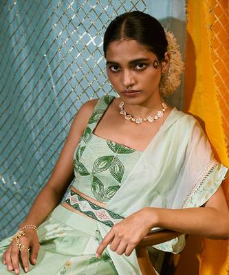 Bustier + Skirt + Dupatta + Belt 4